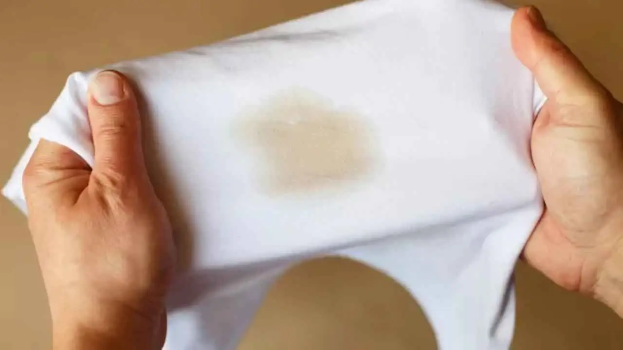 Come si fa a togliere le macchie di caffè secco dai vestiti? Il pretrattante che puoi fare in casa