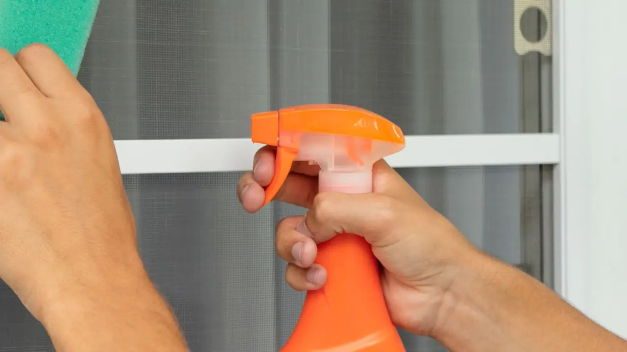 Come si fa a pulire gli infissi in PVC, alluminio o legno? Il detergente giusto per non rovinarli