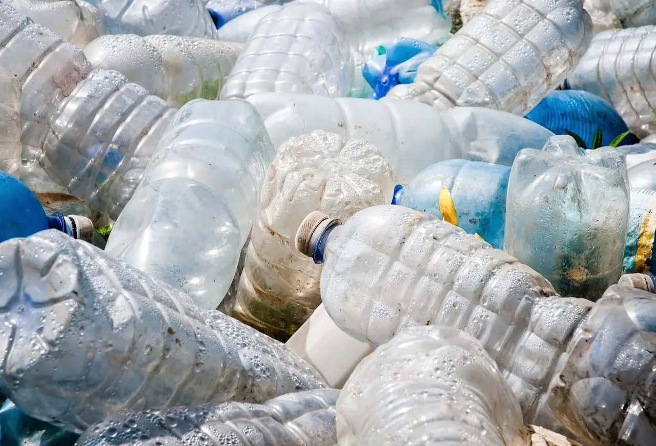 Plastica che puzza? Ecco il trucco definitivo per eliminare gli odori persistenti subito
