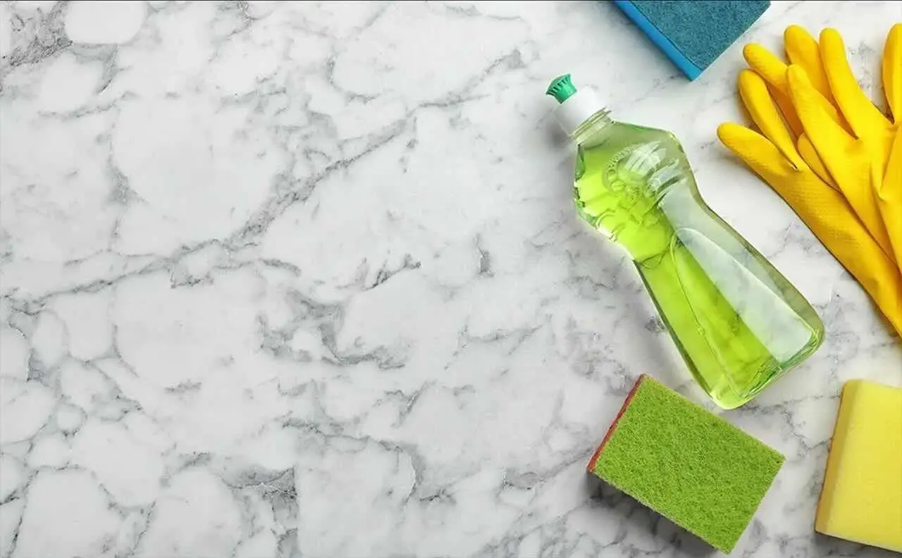 Non solo piatti: ecco 10 cose sorprendenti che puoi pulire meglio con il detersivo per piatti