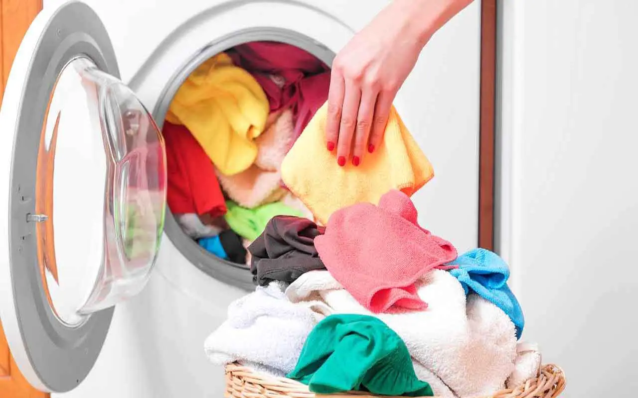 Hai dimenticato il bucato in lavatrice? Ecco quando è già da buttare (e il trucco per salvarlo)