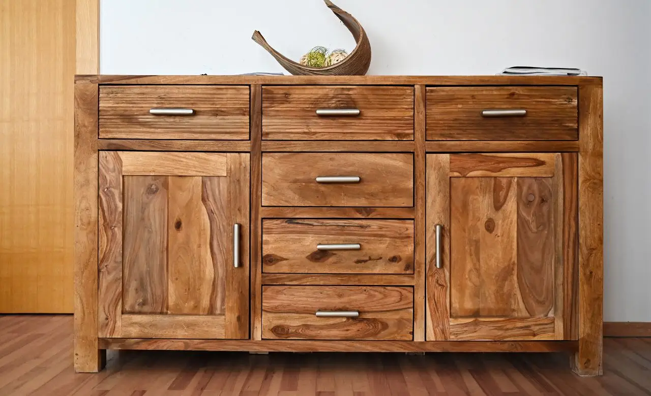 Usi l’olio per bambini sui mobili? Ecco cosa succede davvero al legno e dove trovarlo