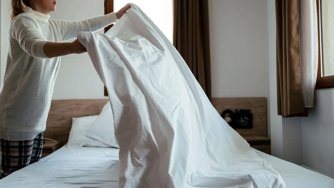 Stendi le lenzuola in casa quando piove? Ecco l’unico metodo per non avere cattivi odori