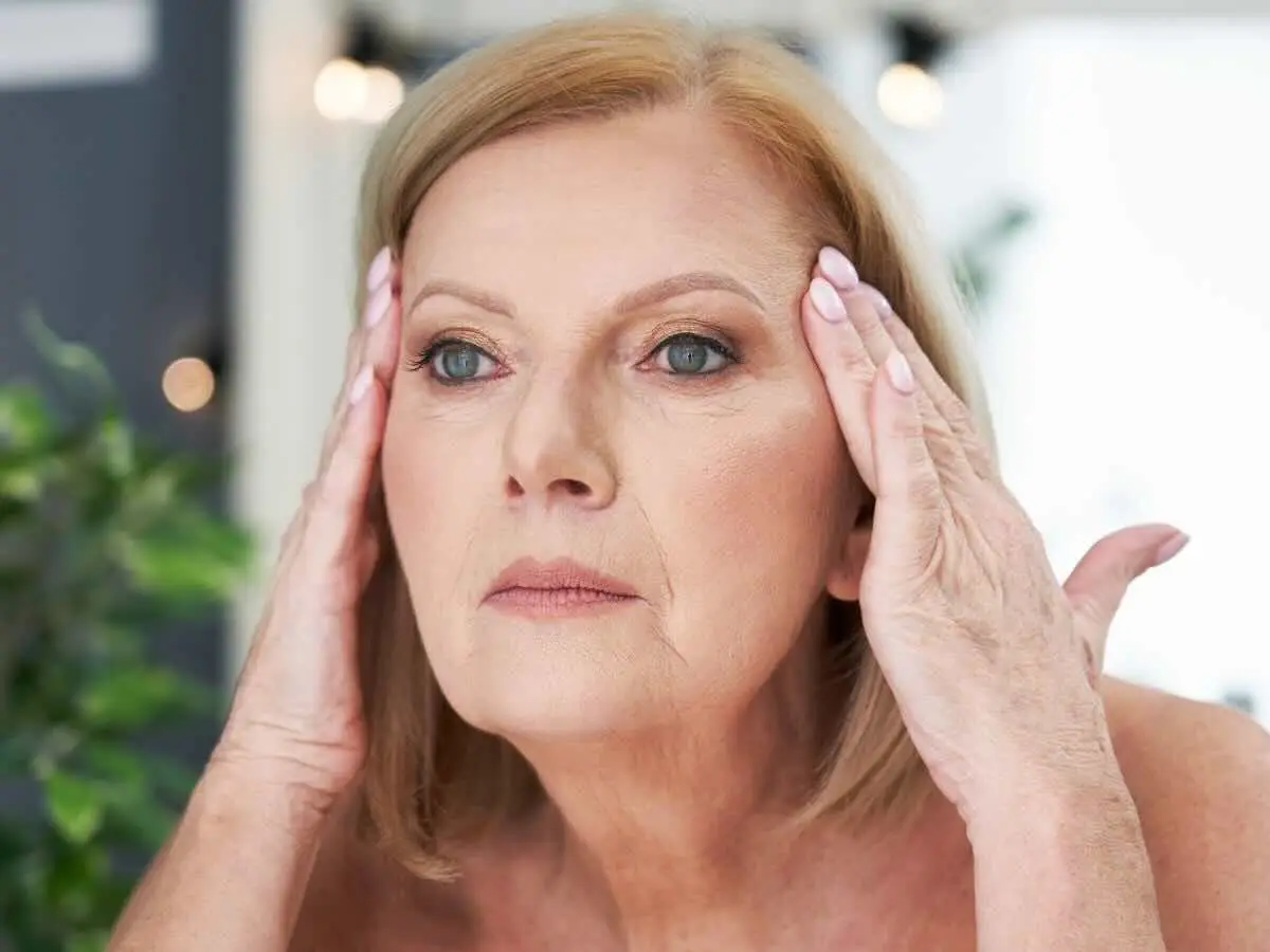 Hai la pelle che sembra carta stropicciata? Ecco perché succede e come rimediare subito