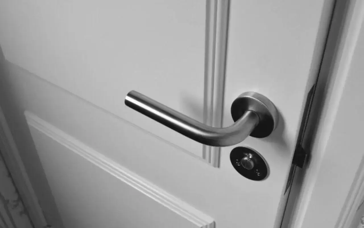 Non usare questo prodotto sulla porta d’ingresso esterna: ecco il metodo rapido per pulirla