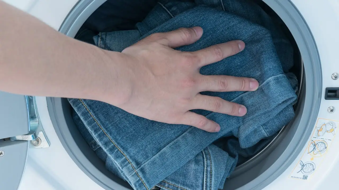 I tuoi jeans si restringono dopo il lavaggio? Ecco cosa stai sbagliando e come evitarlo