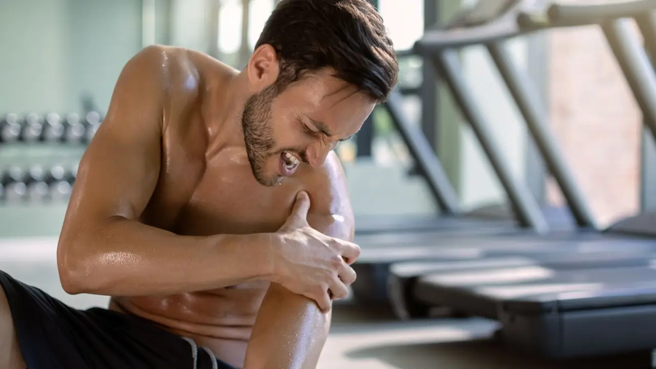 Hai stirato un muscolo? Ecco cosa fare subito per guarire velocemente e senza dolore