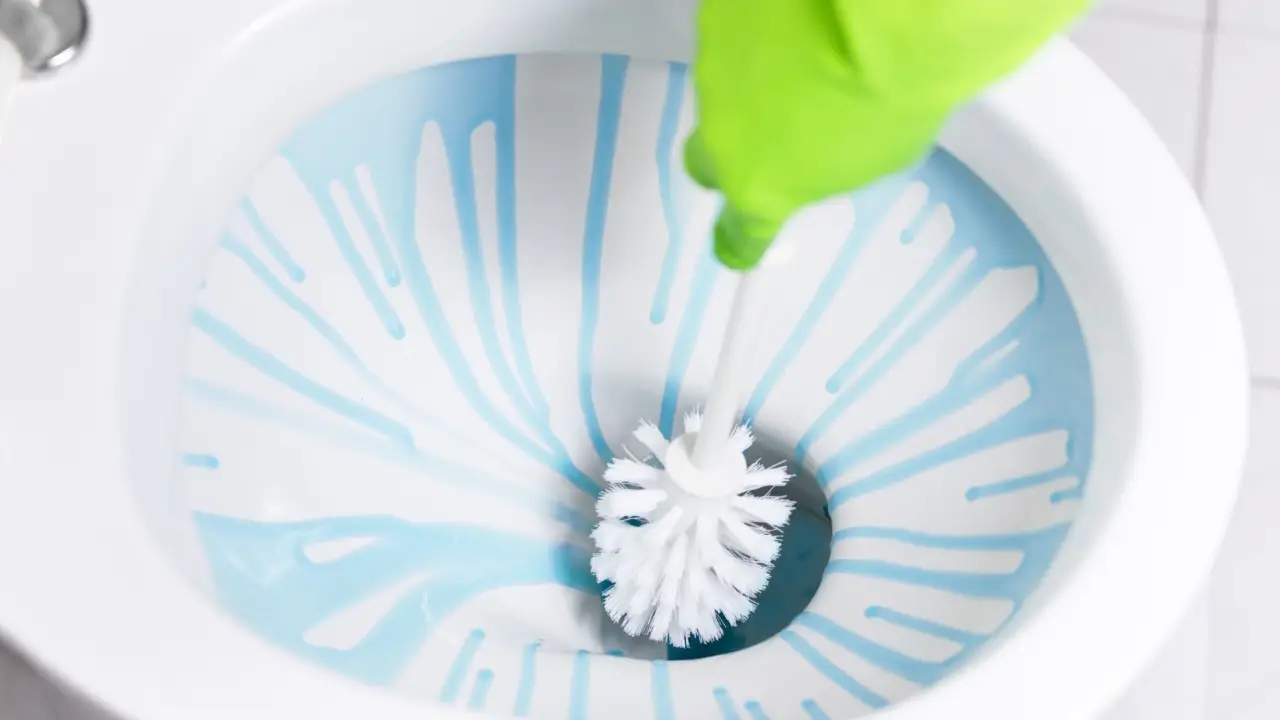 Hai sempre sbagliato a usare lo spazzolone: ecco il trucco dei marinai per una pulizia perfetta