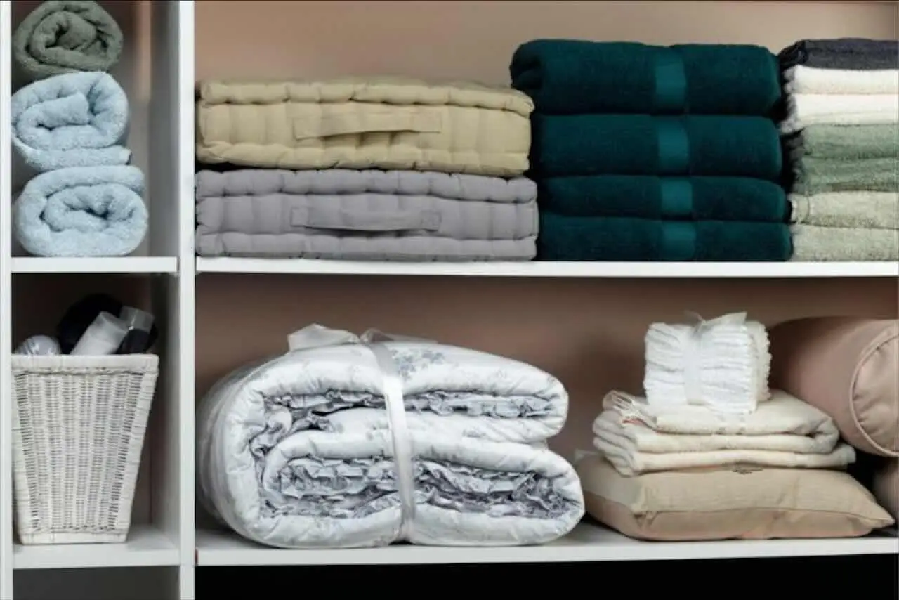 Come si conservano le coperte e i piumoni estivi? Il metodo per ritrovarli profumati l’anno prossimo