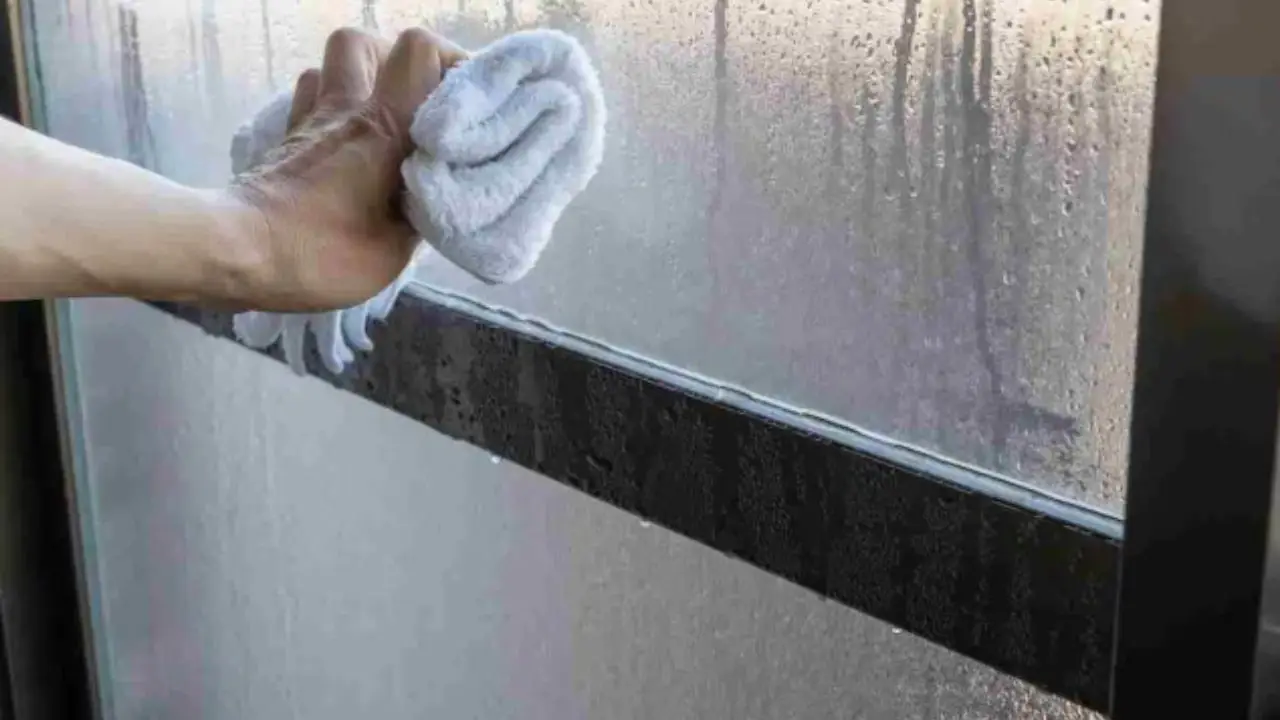 Come si fa a non far appannare gli specchi del bagno? Il trucco semplicissimo che dura giorni