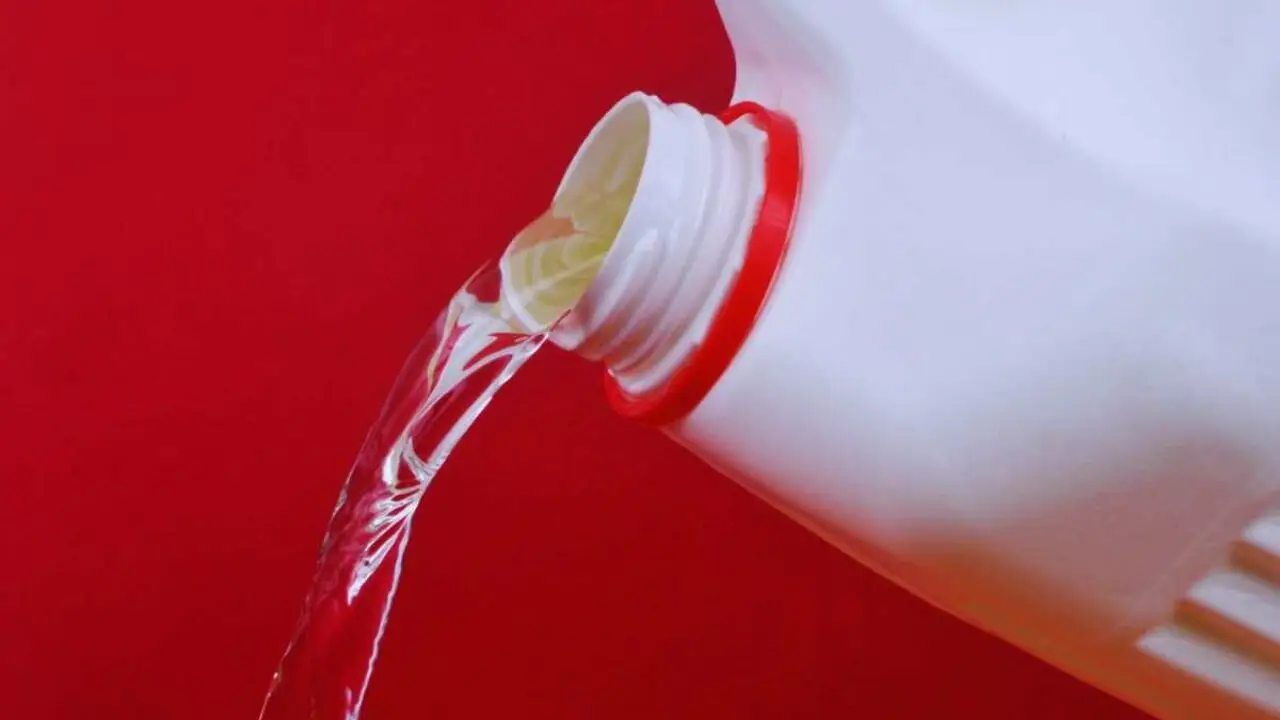 Non usare il solito detersivo per i pavimenti: ecco cosa aggiungere all’acqua per un pulito che dura di più