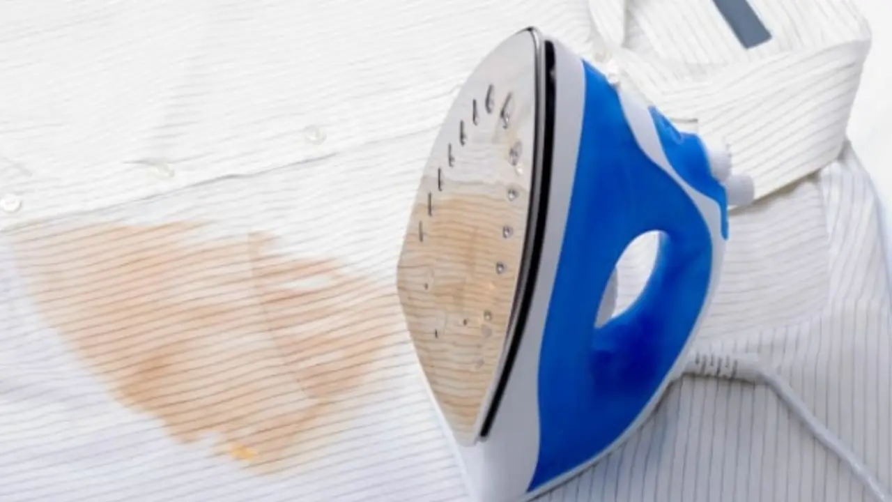 Come si fa a togliere le macchie di cera colorata? Il calore per scioglierla e un panno per assorbirla