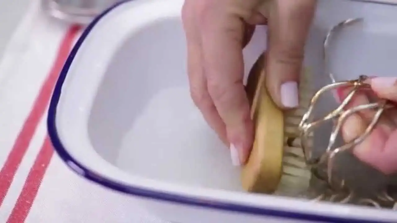 Come si fa a pulire l’oro bianco o giallo senza rovinarlo? La soluzione delicata per farlo brillare