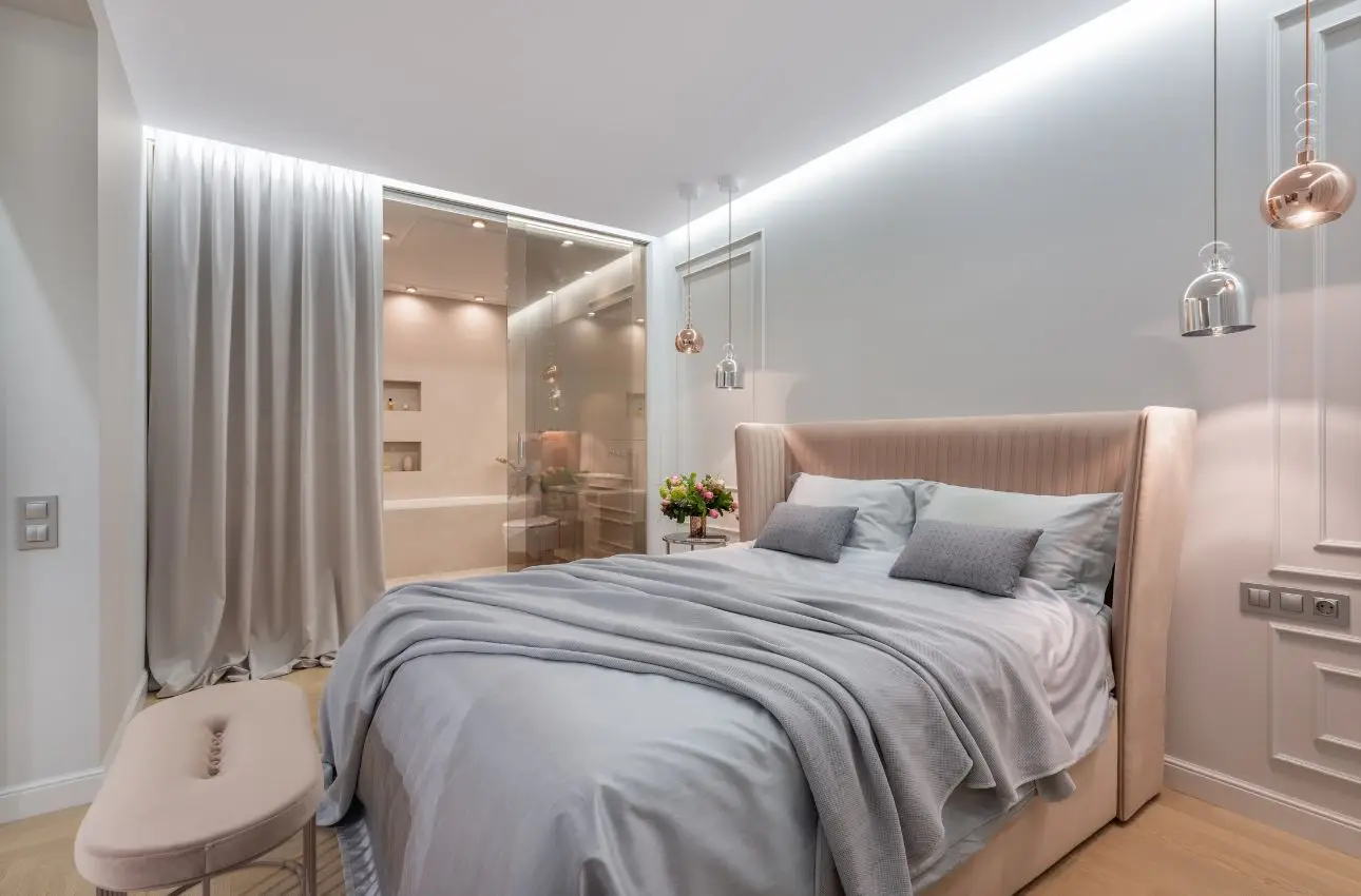 Come si fa a creare un’atmosfera rilassante in camera da letto? Le luci e i profumi giusti