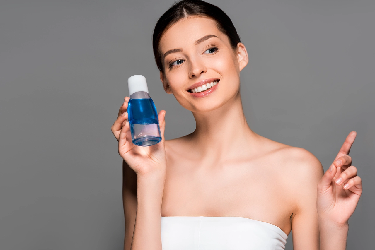 Come si fa a togliere le macchie di mascara o eyeliner? Lo struccante bifasico come primo rimedio