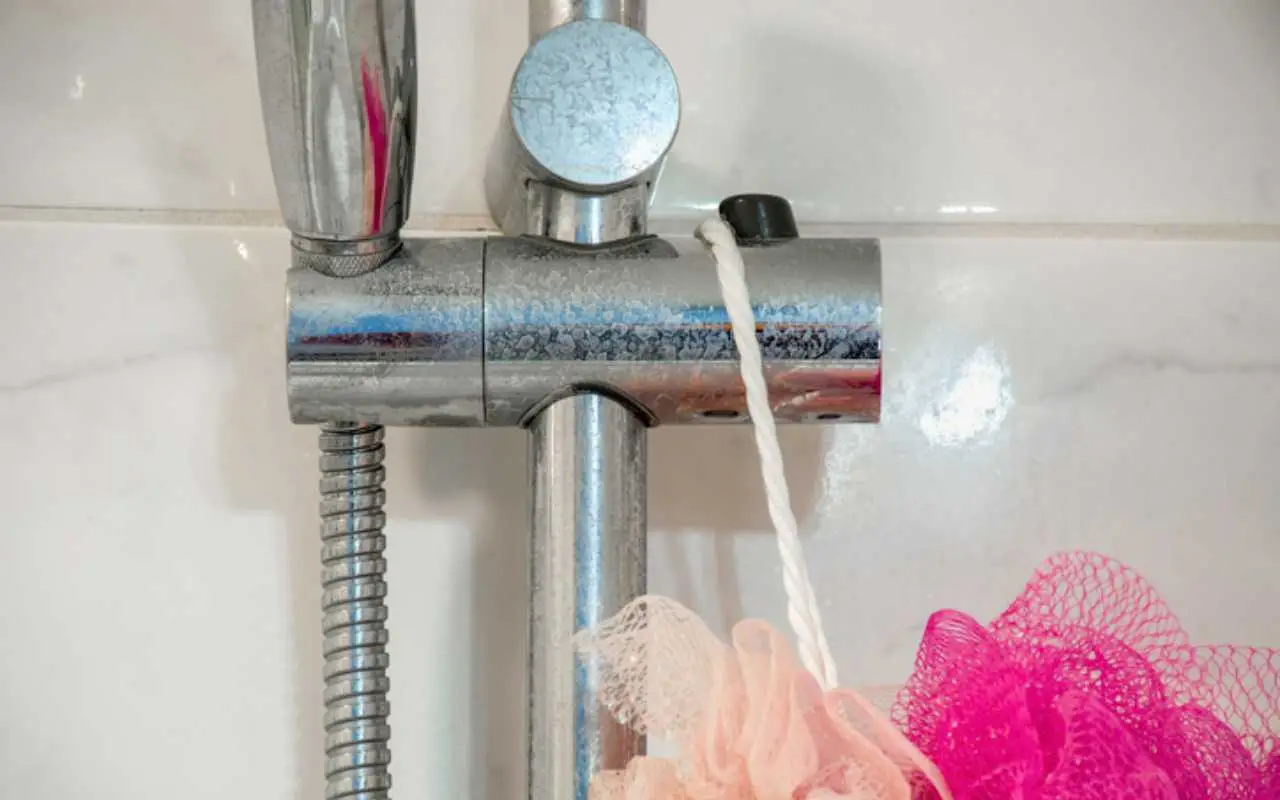Come eliminare il calcare dalla doccia? Ecco il metodo infallibile