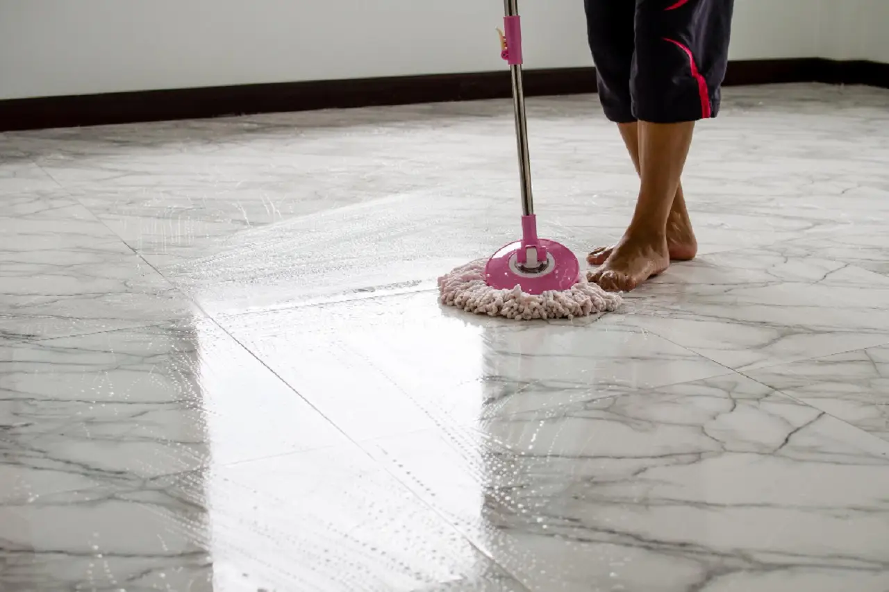 Pavimento unto e appiccicoso? Ecco il metodo definitivo per sgrassarlo a fondo in una sola passata